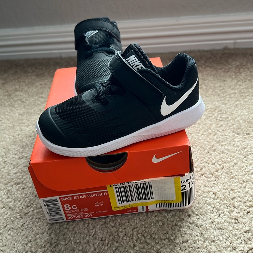 Brand New Nike Star Runner shoes (size 8c)